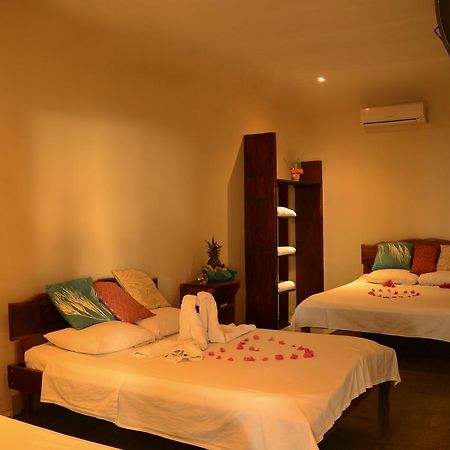 Claudio & Gloria Beach Front Rooms Playas del Coco Exterior photo