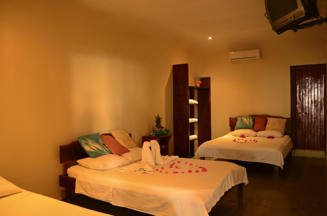 Claudio & Gloria Beach Front Rooms Playas del Coco Exterior photo
