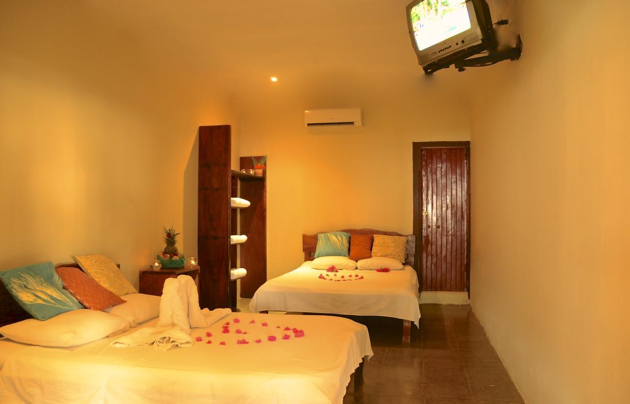 Claudio & Gloria Beach Front Rooms Playas del Coco Exterior photo